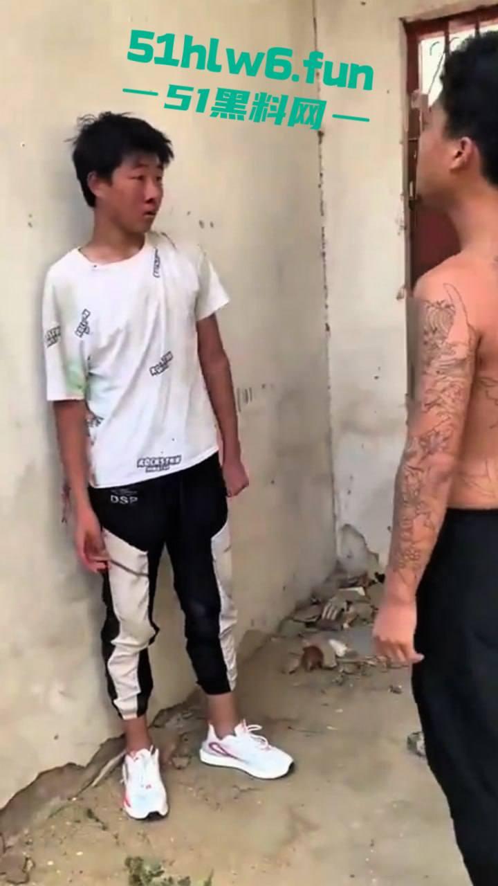 河南南阳暴力事件,精神小伙虐待殴打学生拍下视频炫耀,人神共愤必须重判啊。-3