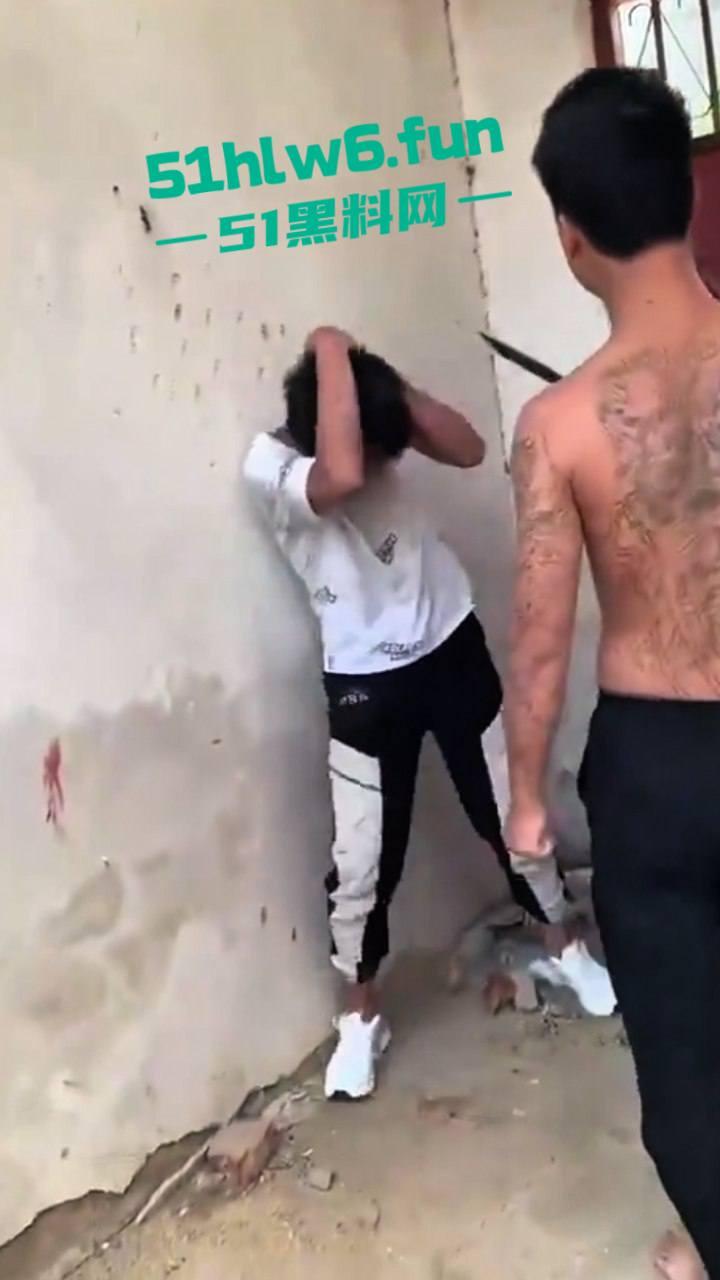 河南南阳暴力事件,精神小伙虐待殴打学生拍下视频炫耀,人神共愤必须重判啊。-6