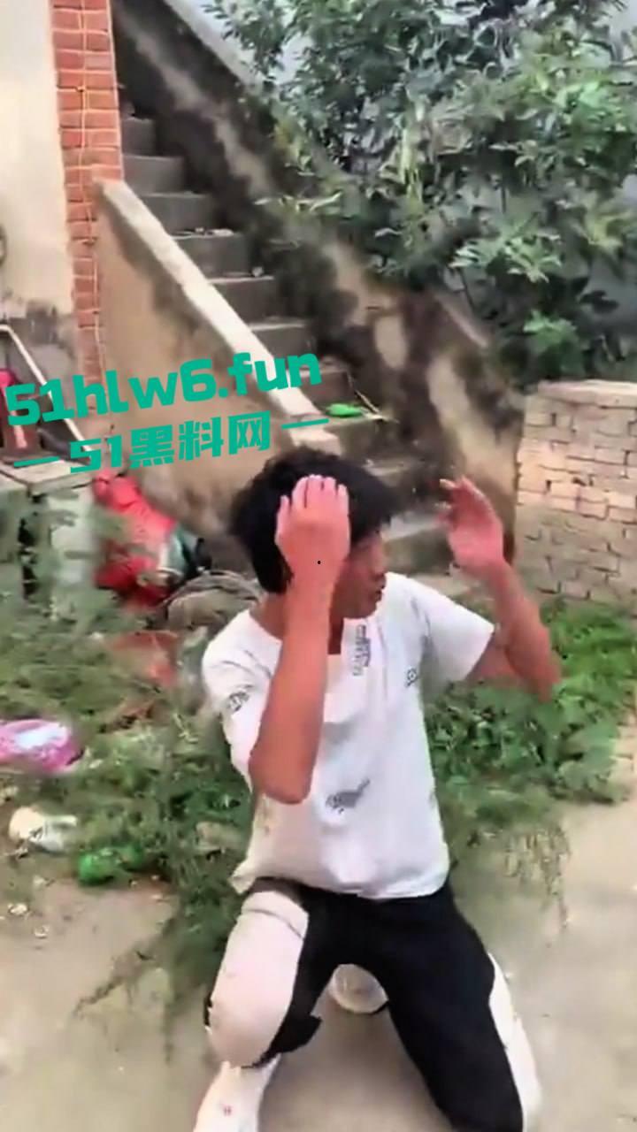 河南南阳暴力事件,精神小伙虐待殴打学生拍下视频炫耀,人神共愤必须重判啊。-7