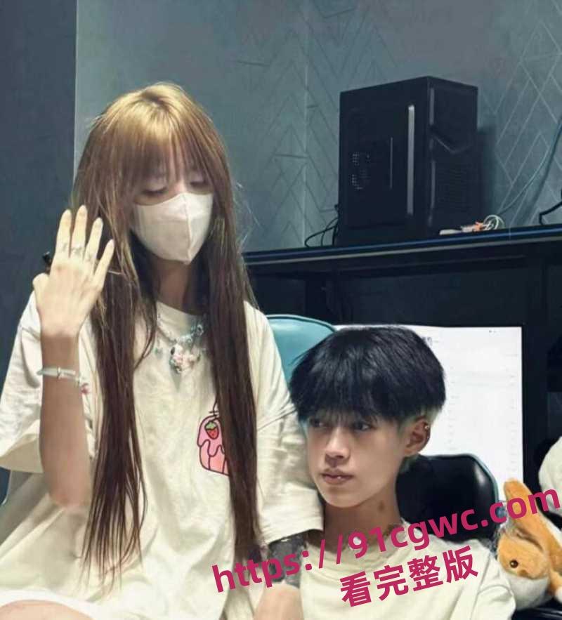 快手三角洲行动女主播蕃茄酱耶 直播间火箭打赏触发炮机 椅子直接倒立开炮!-3