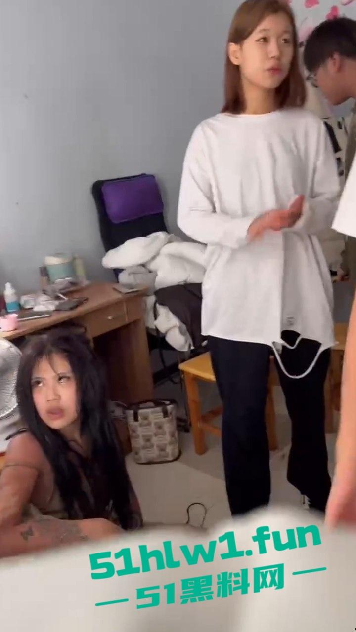 精神小妹霸凌现场,因造谣别人背后诋毁,被人当场抓住殴打,出来会都是要还的,自己也没想到对方真能来找她吧。-7