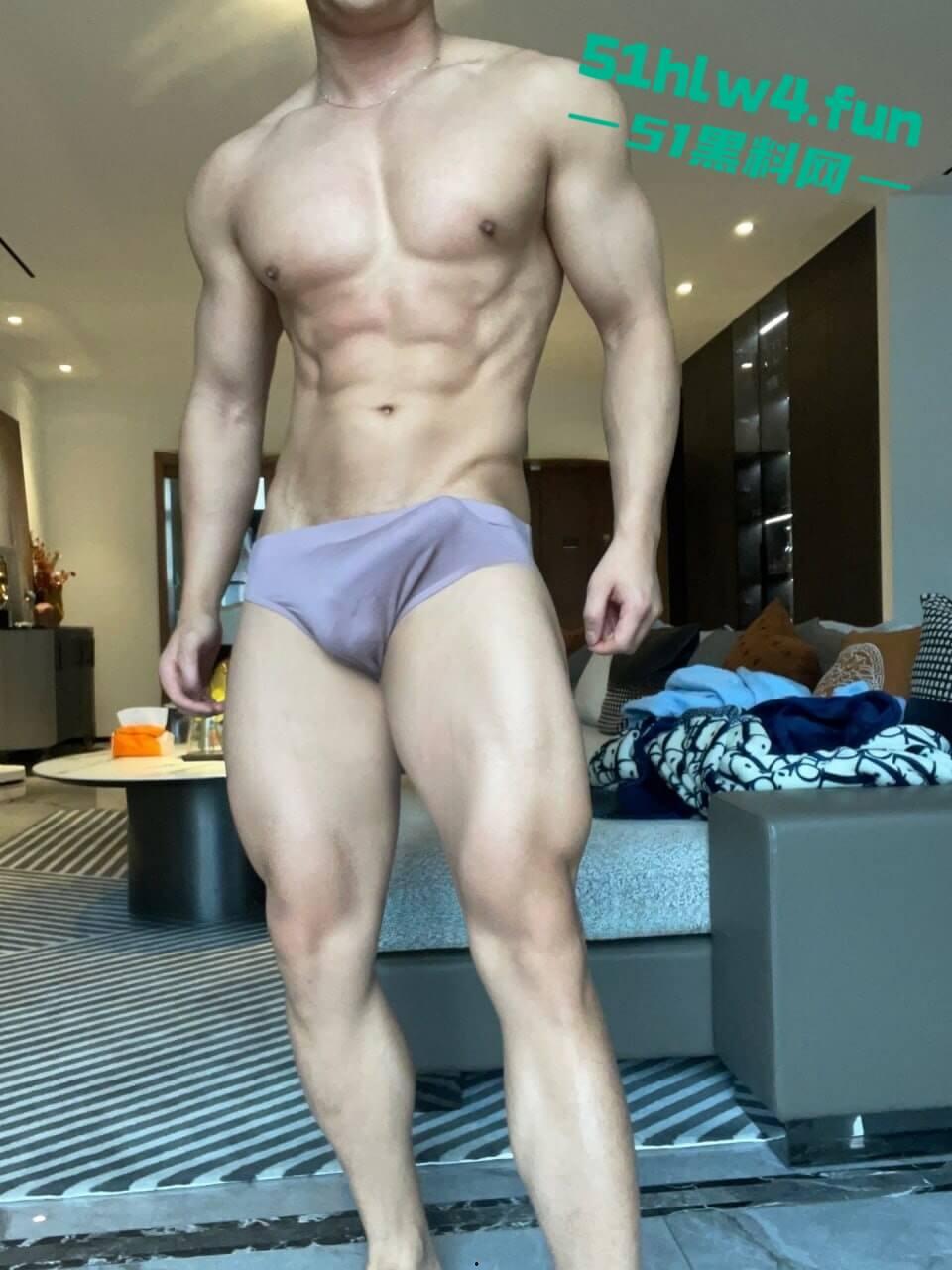 小红书撸铁猛男网红【Aliray】身材尺寸爽爆炸,男女通吃私生活淫乱,无论男女都干的服服帖帖。-11