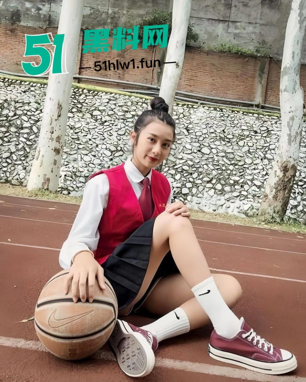 台湾亚洲小姐参赛者【昊淯婷】超高颜值长腿女神,表面女神私下骚货为勾引金主宿舍自慰自拍视频流出。-3