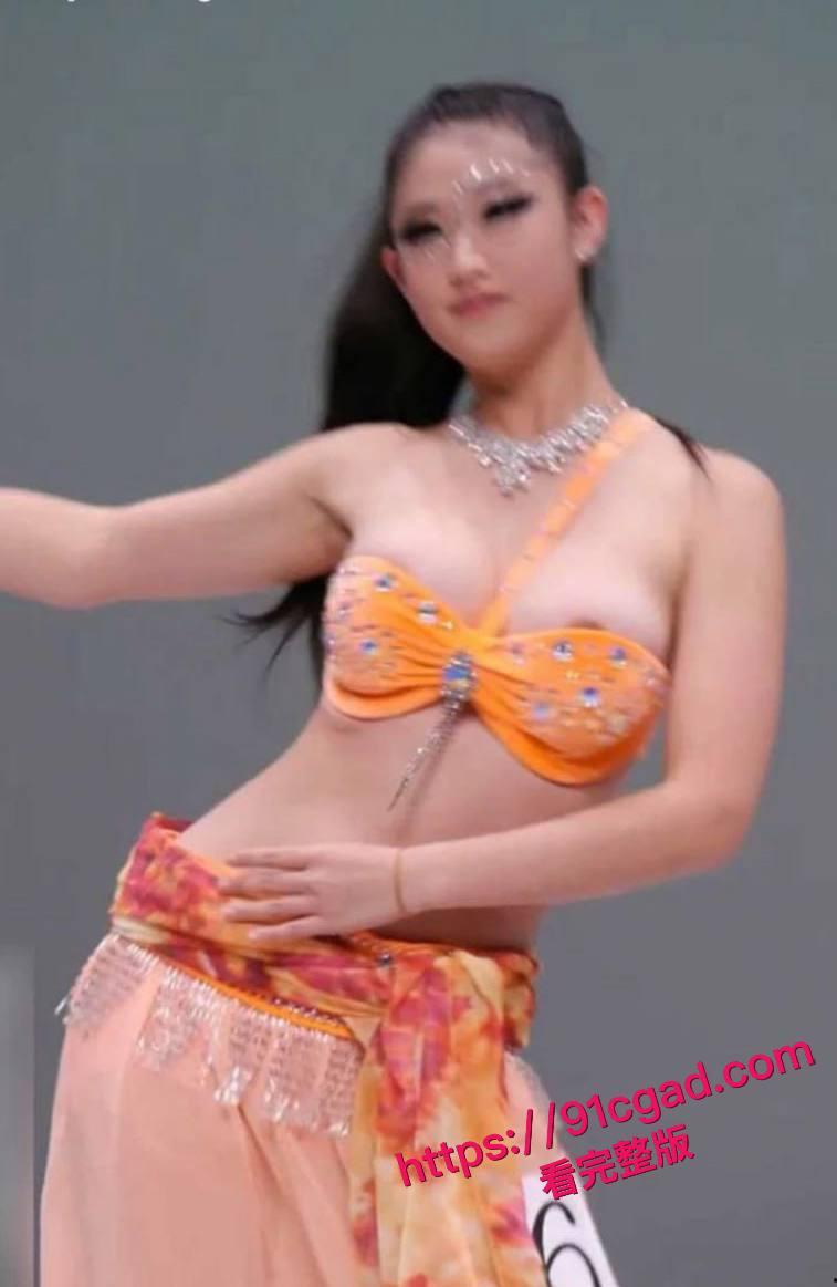 北京艺术学院艺考生 周淑 表演时裹胸脱落 露出深色乳晕!-2