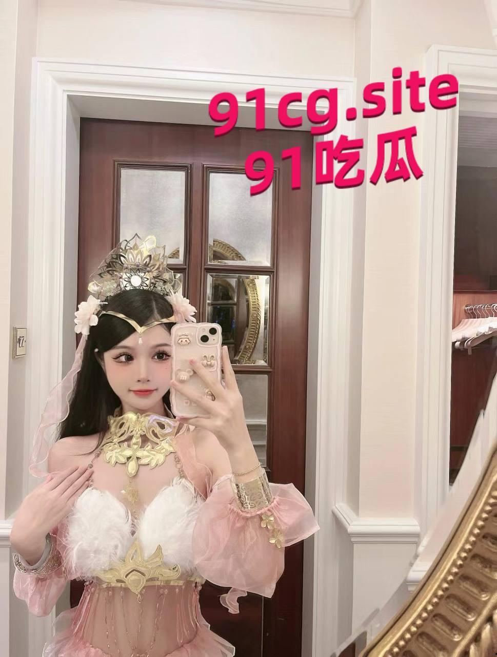 北京朝阳某大学舞蹈系专业大学生超高颜值婊爱玩cosplay,穿着黑丝各种情趣套装跳起裸舞挑逗舞蹈老师-2