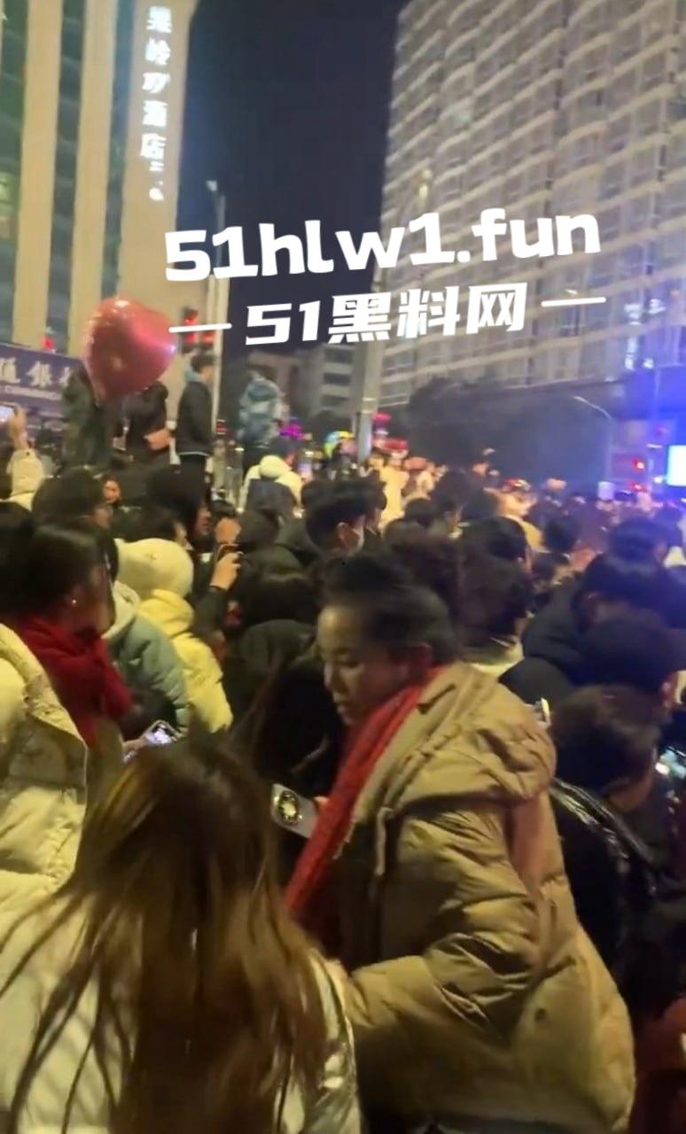 河南信阳万达广场惊现跨年爆燃,自带氢气球放飞碰上烟花直接炸,官方通报多人轻微灼伤,真是作得离谱!-3