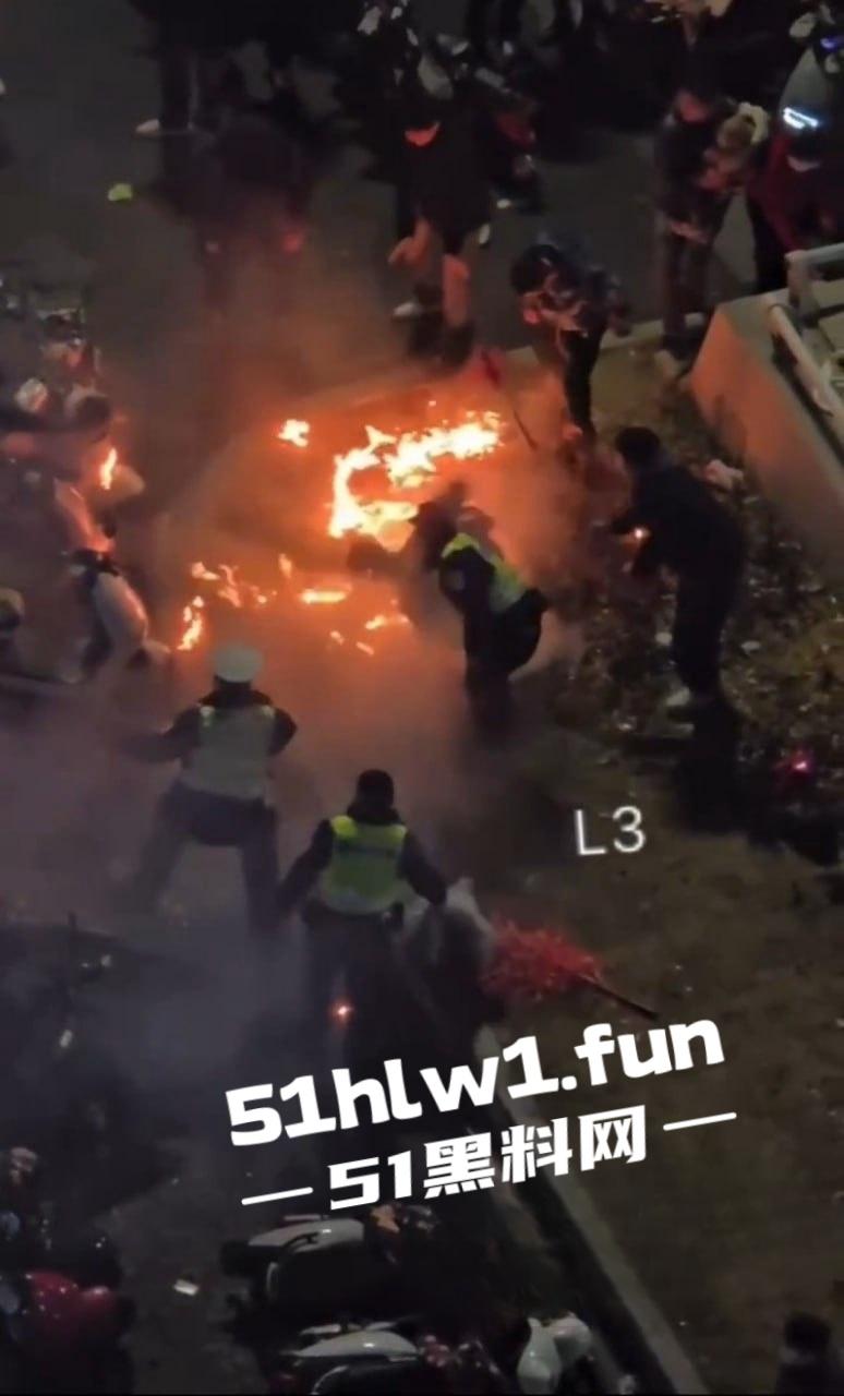 河南信阳万达广场惊现跨年爆燃,自带氢气球放飞碰上烟花直接炸,官方通报多人轻微灼伤,真是作得离谱!-10