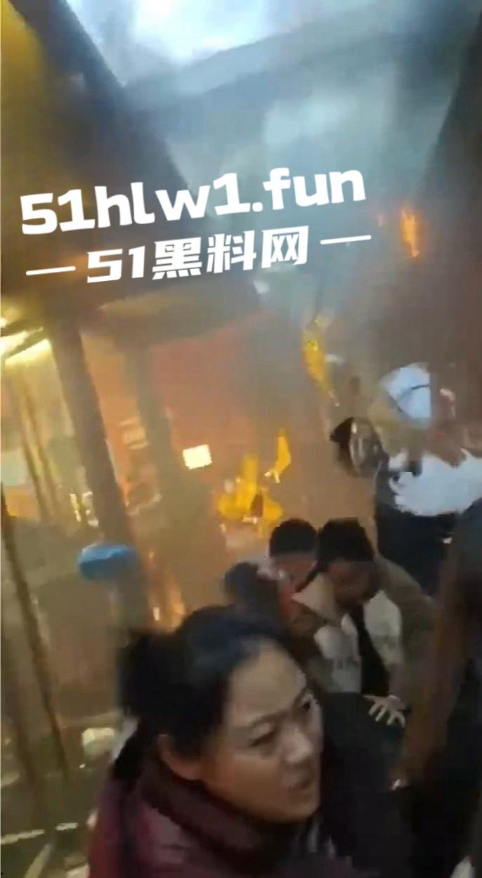 河南信阳万达广场惊现跨年爆燃,自带氢气球放飞碰上烟花直接炸,官方通报多人轻微灼伤,真是作得离谱!-11