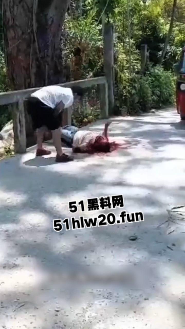 【血腥恐怖】哥伦比亚街头砍人,男子持刀将人砍倒后对着脑袋疯狂劈砍,当街持刀爆头?-2
