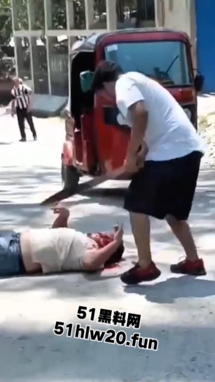 【血腥恐怖】哥伦比亚街头砍人,男子持刀将人砍倒后对着脑袋疯狂劈砍,当街持刀爆头?-3