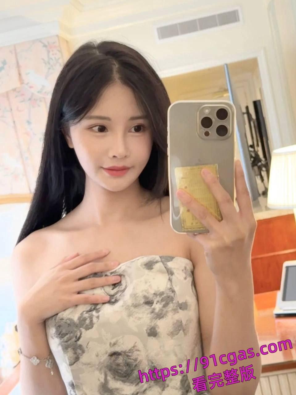 美国LA95后UCR女网红竟是ww上岸!靠着男友的钱在US读书却送逼大哥-1