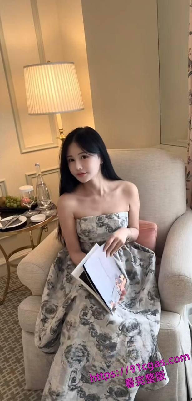 美国LA95后UCR女网红竟是ww上岸!靠着男友的钱在US读书却送逼大哥-5