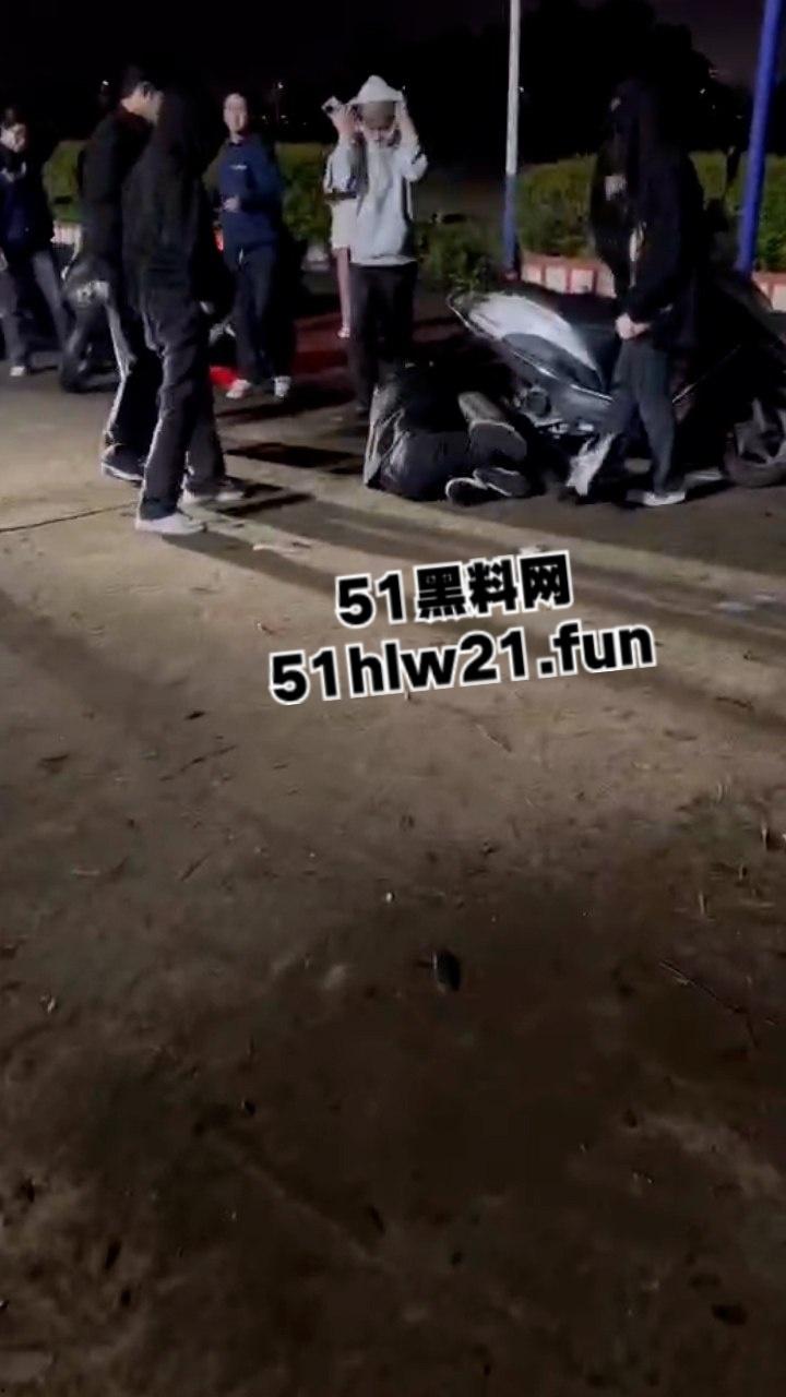 潮汕精神小妹为抢帅哥交配权,当街大打出手拳打脚踢薅头发,就看谁得骚劲大!-6