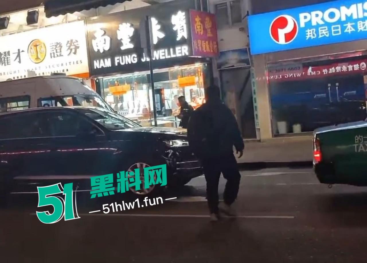 香港街头变抢金战场,4蒙面刀匪手持铁锤猛砸金铺,秒掳金饰驾车狂飙逃离,驾车消失得无影无踪!-1