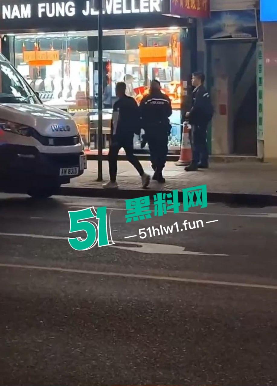香港街头变抢金战场,4蒙面刀匪手持铁锤猛砸金铺,秒掳金饰驾车狂飙逃离,驾车消失得无影无踪!-6