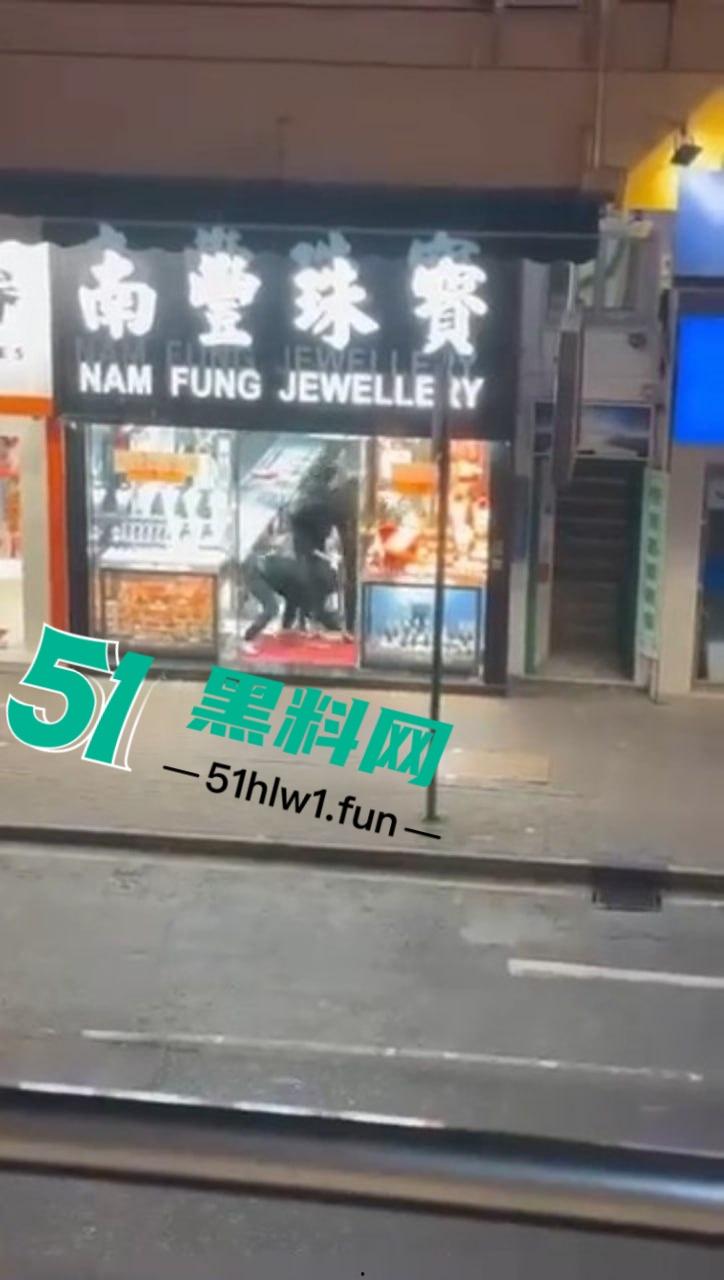 香港街头变抢金战场,4蒙面刀匪手持铁锤猛砸金铺,秒掳金饰驾车狂飙逃离,驾车消失得无影无踪!-7