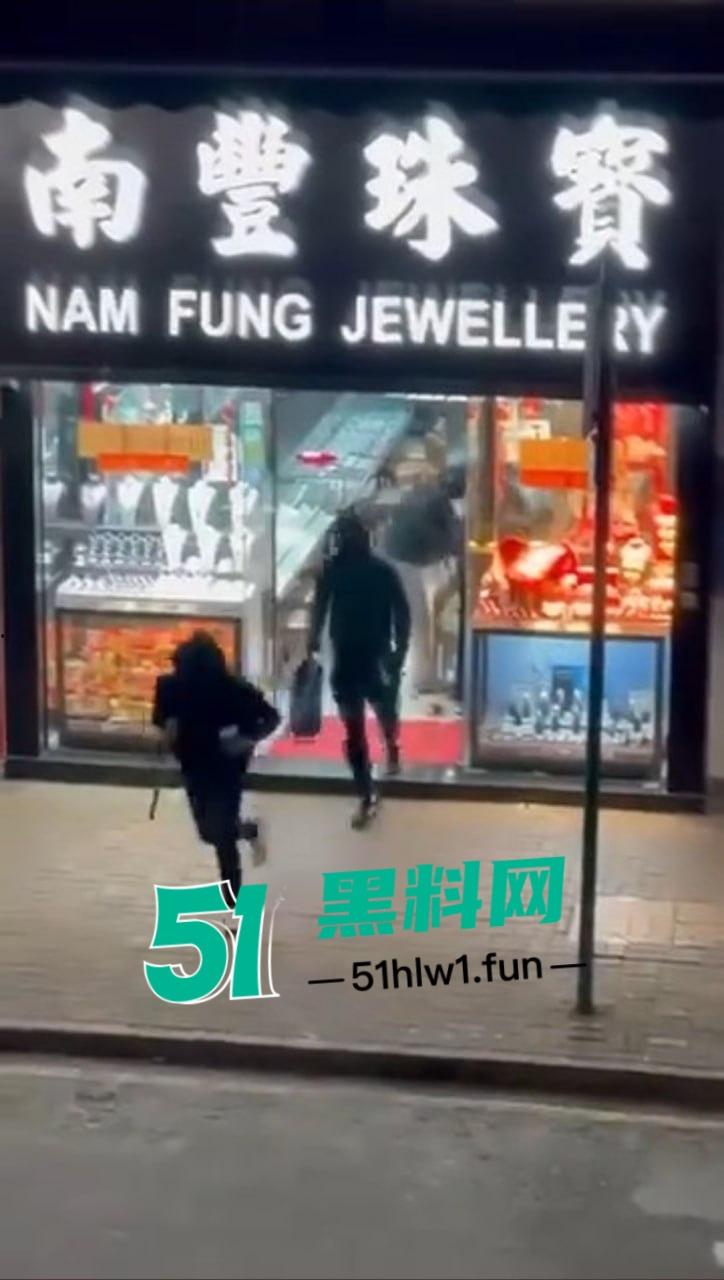 香港街头变抢金战场,4蒙面刀匪手持铁锤猛砸金铺,秒掳金饰驾车狂飙逃离,驾车消失得无影无踪!-8