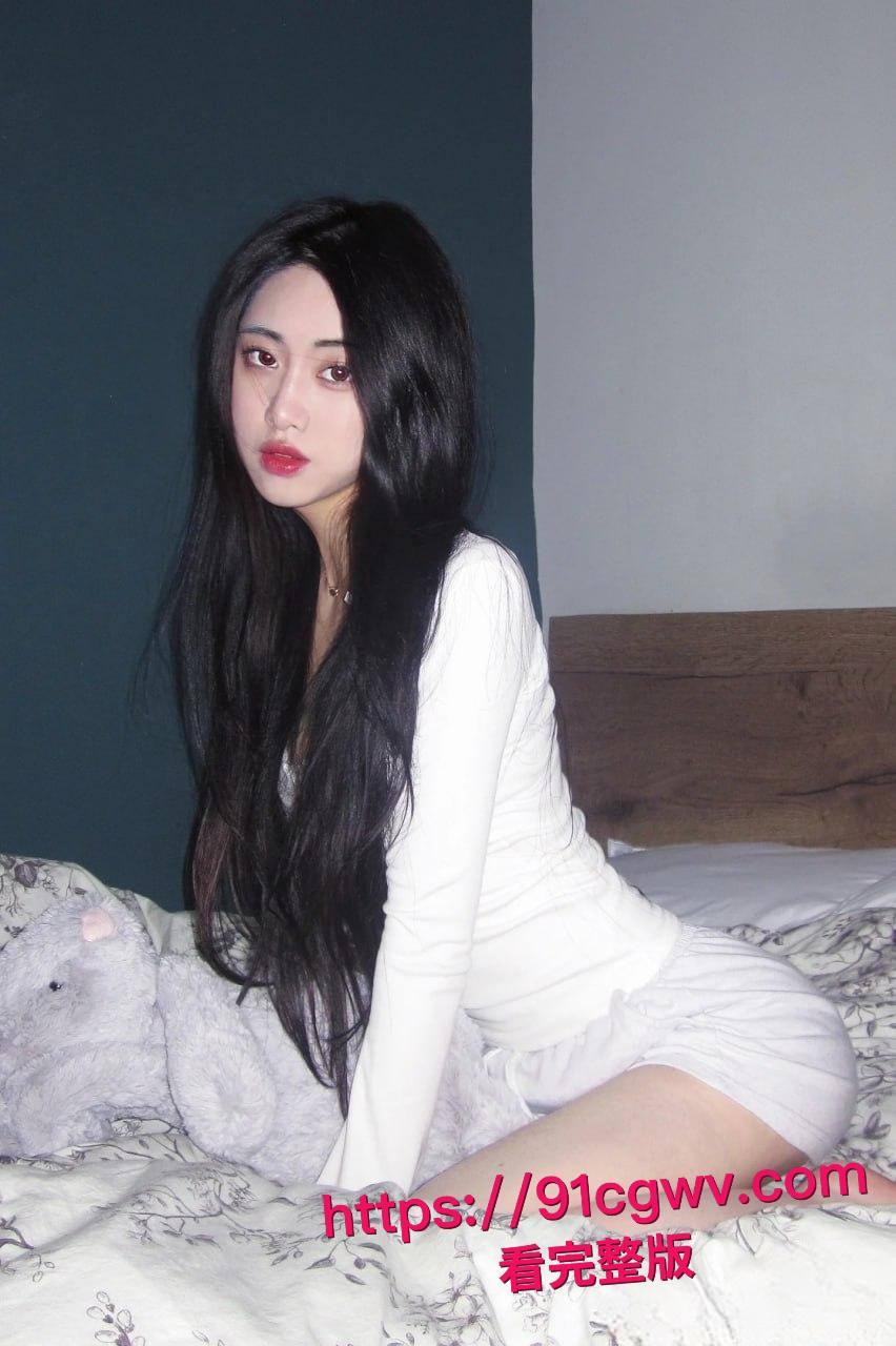 谢菲尔德音乐系高颜女神王天惨遭绿帽男友甩出私密大片!留学圈人人给钱就能上的极品骚货,跪舔鸡巴视频让哥们儿裤裆紧绷-2