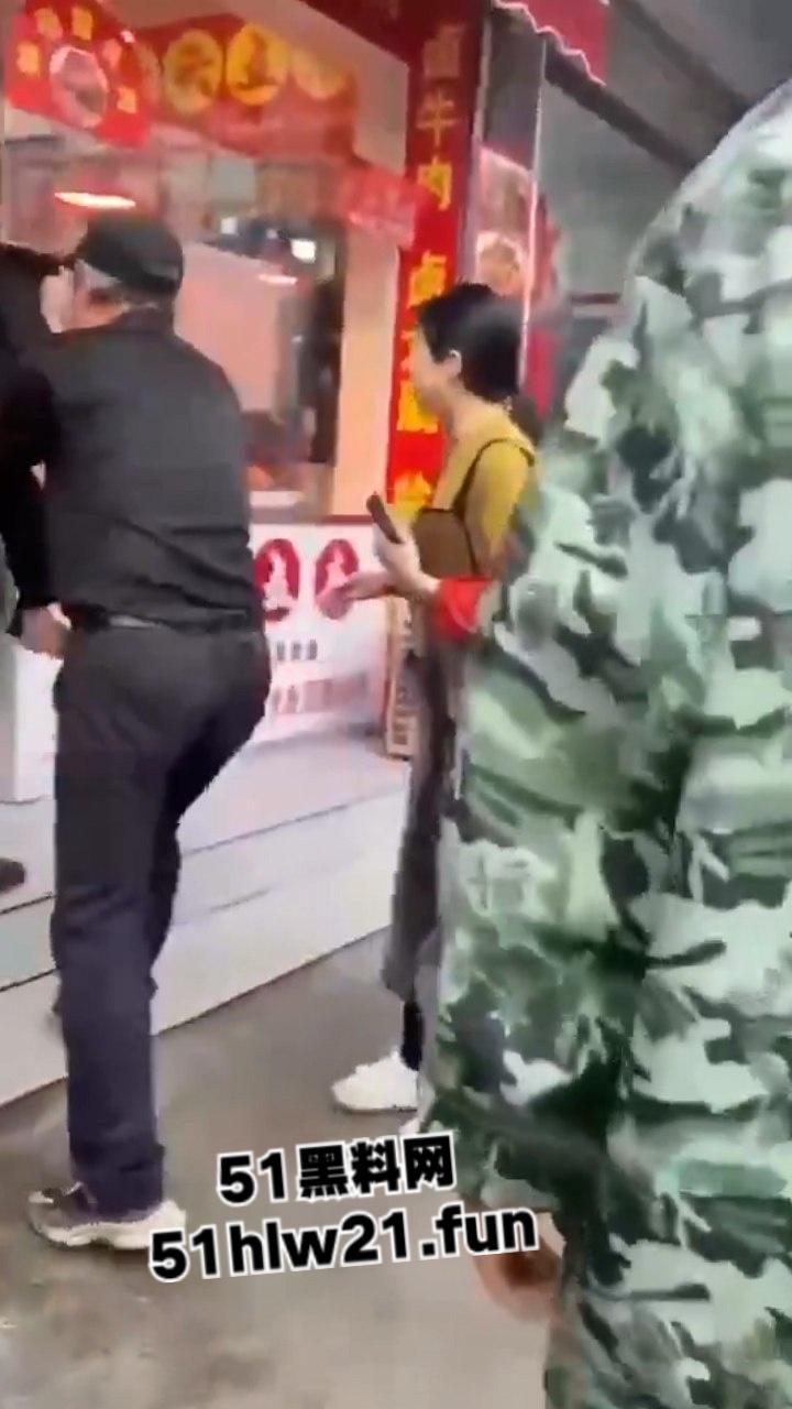 无码血腥慎入!安徽无为久久鸭鸭脖老板与人发生口角,被砍下脑袋当球踢,脑浆流泄一地。-4