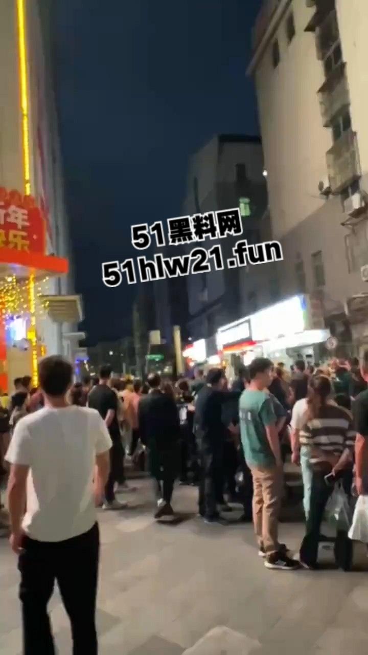 无码血腥慎入!安徽无为久久鸭鸭脖老板与人发生口角,被砍下脑袋当球踢,脑浆流泄一地。-5