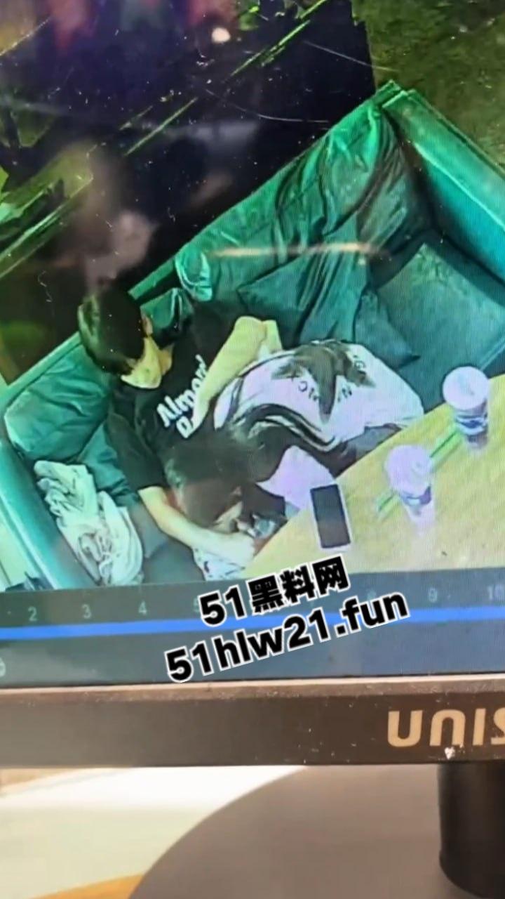 广西玉林仙尼奶茶店,偷拍同校高冷女神【孙晓慧】给校外给一男子口交,同学调出监控将其曝光。-7