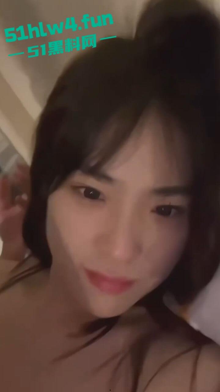 青岛电影学院【王伊诺】河南郑州的骚母狗,认识假富二代各种装逼炫富,做爱视频被曝光。-1