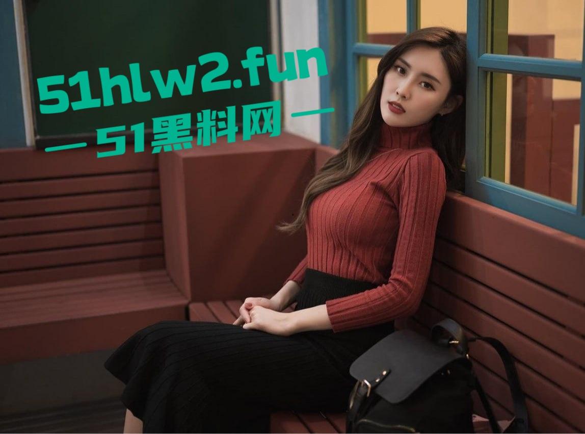 台北老模【Queenie】逆风翻盘,从假奶到写真平台,风衣吊带袜开腿高铁露底,老公心大送妻给全网撸到血尿!-7