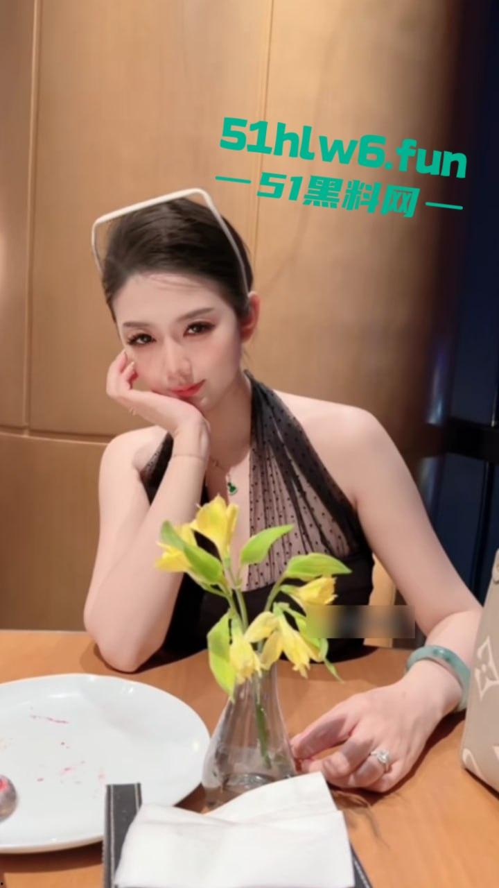 抖音巨乳长腿女神【小莹子是汤圆妈】百万粉丝女网友,表面贤妻良母背地却是性瘾母狗,被开盒曝光私密照。-11