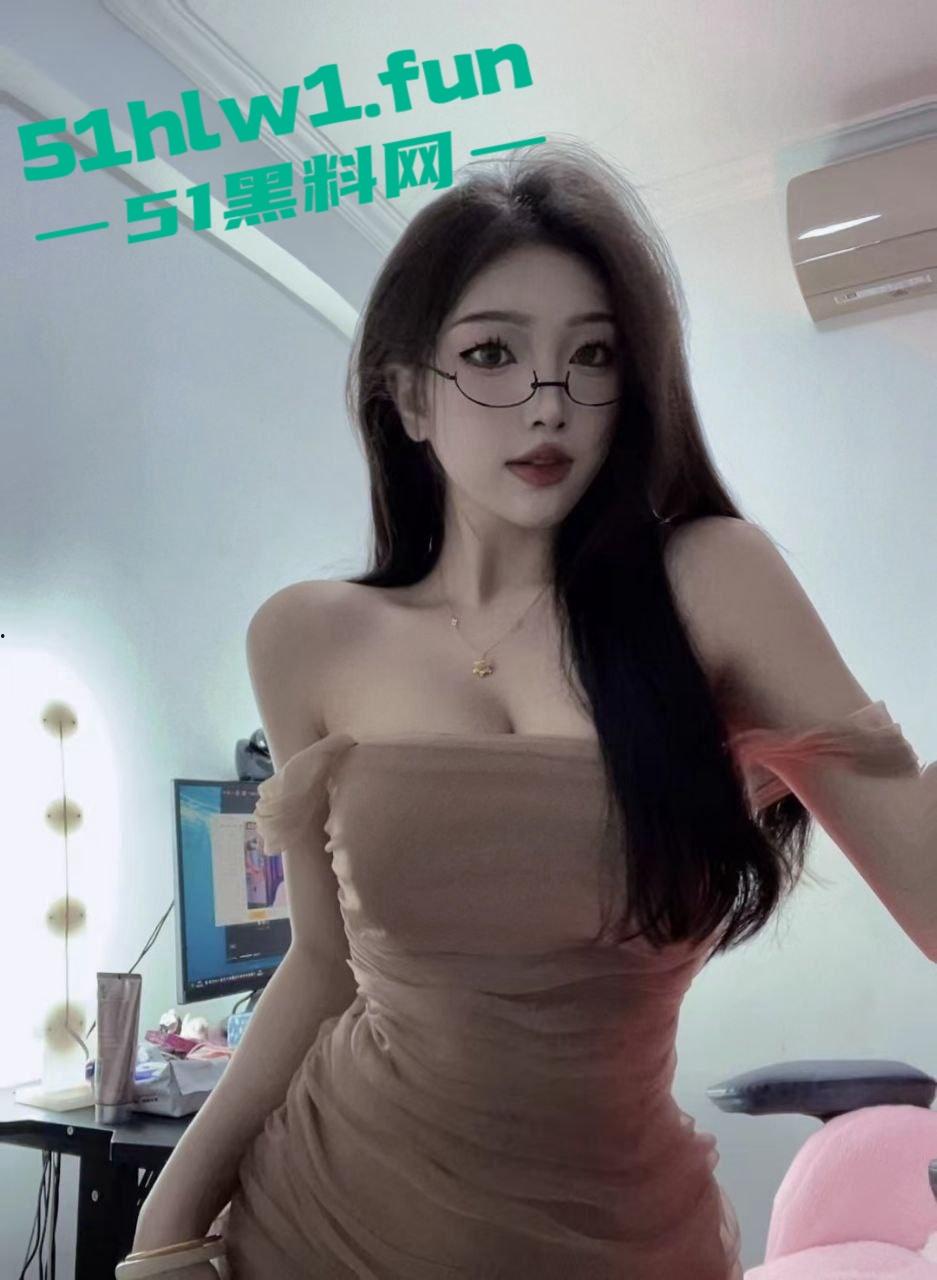 颜值反差女主播【VV星球】福利流出,天使脸蛋九头身巨乳,黑色蕾丝薄纱下的骚气让人瞬间浴血沸腾!-12