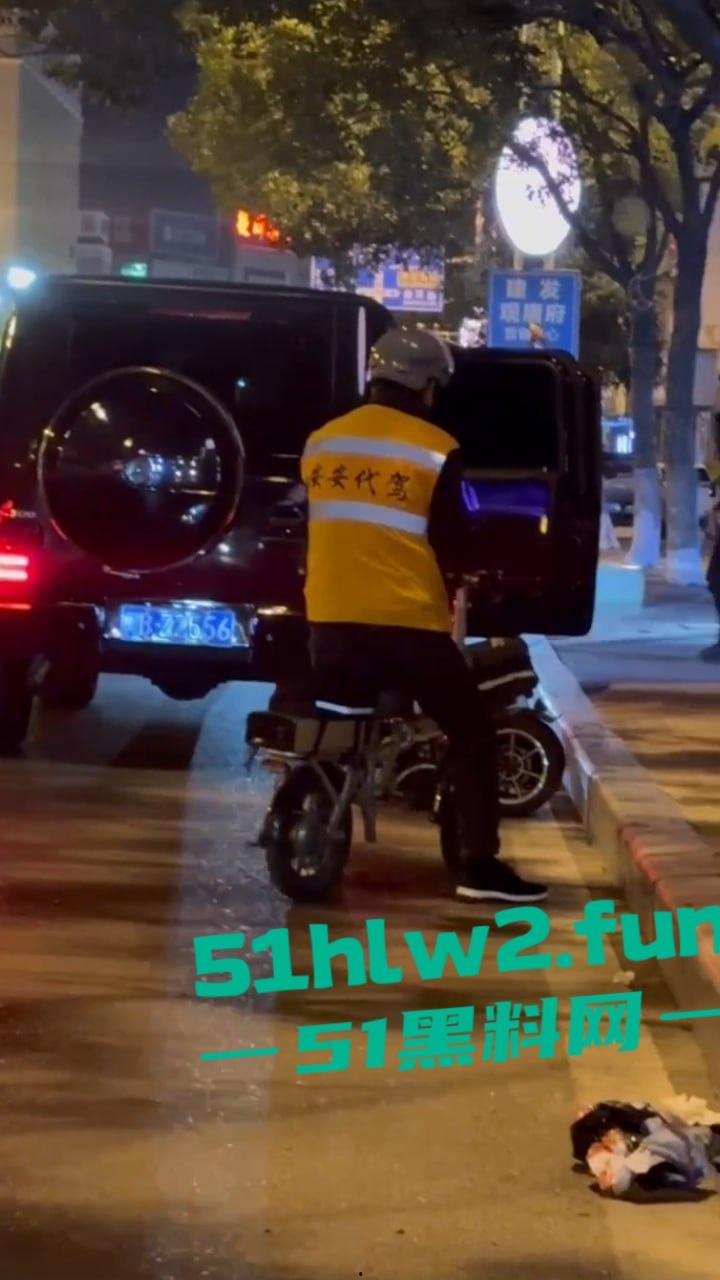 福建莆田精神小伙当街暴打代驾,只因女友露腿男子怀疑代驾司机看了女友腿,愤怒暴起殴打代驾司机。-5