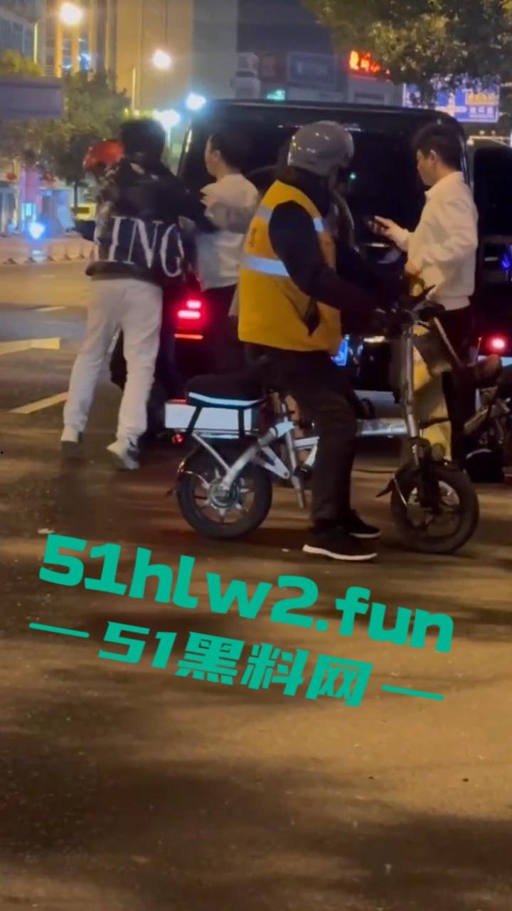 福建莆田精神小伙当街暴打代驾,只因女友露腿男子怀疑代驾司机看了女友腿,愤怒暴起殴打代驾司机。-6