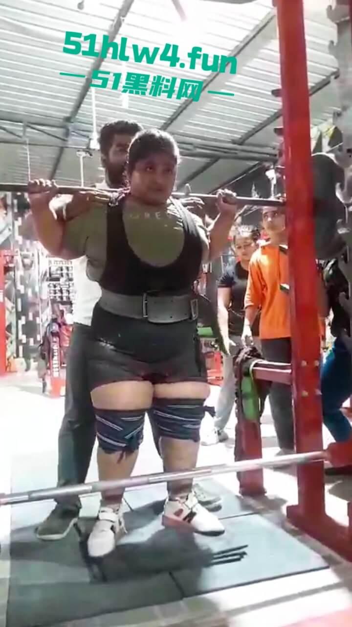 印度17岁举重运动员【YashtikaAcharya】在训练时失去平衡,活生生被270公斤杠铃压死现场视频流出。-6