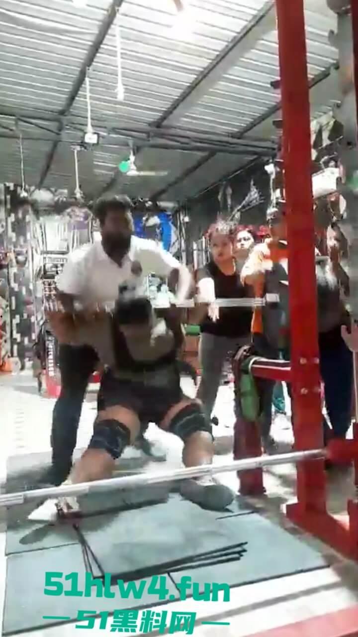 印度17岁举重运动员【YashtikaAcharya】在训练时失去平衡,活生生被270公斤杠铃压死现场视频流出。-7