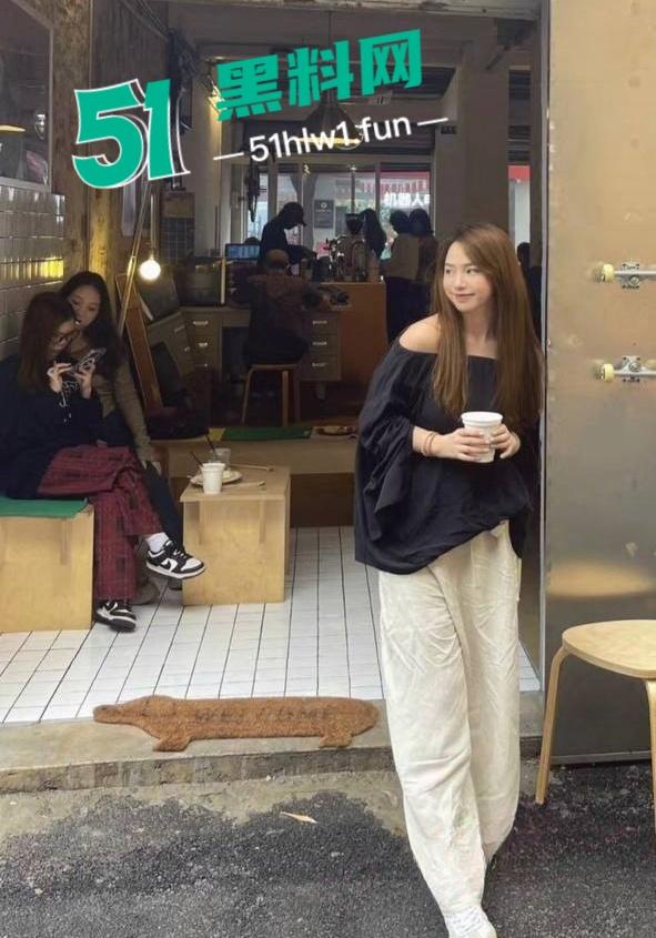 广州高颜值素人骚女【柳青】外表光鲜亮丽私下是只纯欲母狗被曝光,网友床上调教玩弄视频流出。-3