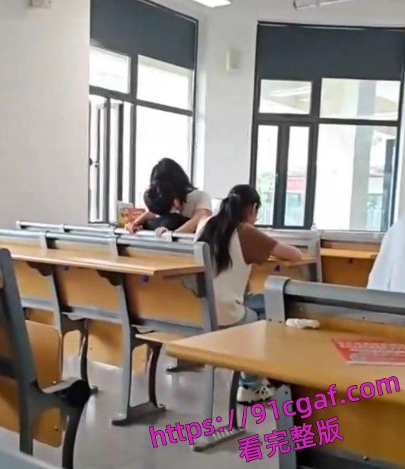 大学教室秒变偶像剧,学生情侣在课间休息时间在教室旁如无人调情亲热-1