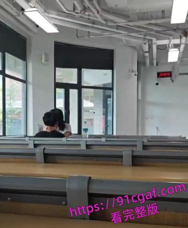 大学教室秒变偶像剧,学生情侣在课间休息时间在教室旁如无人调情亲热-2