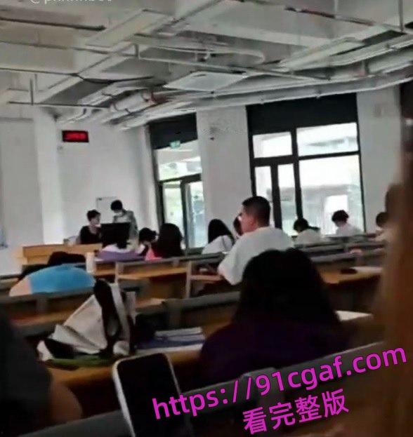 大学教室秒变偶像剧,学生情侣在课间休息时间在教室旁如无人调情亲热-3