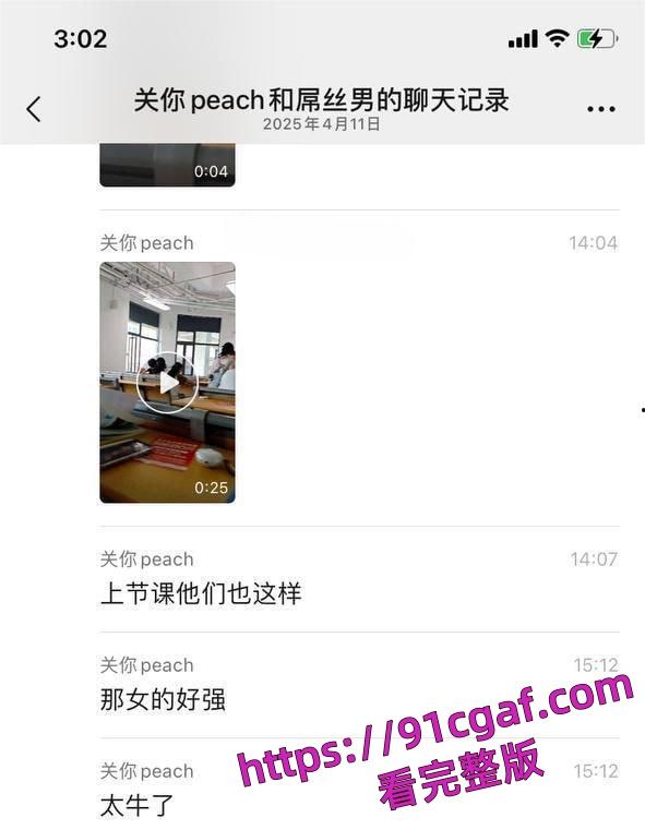 大学教室秒变偶像剧,学生情侣在课间休息时间在教室旁如无人调情亲热-4