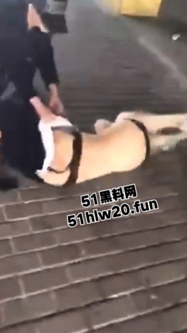 浙江街头捉奸现场,女子带家里弟弟和哥哥一起围堵小三当街扒光殴打,目前打人者已经被刑拘。-1