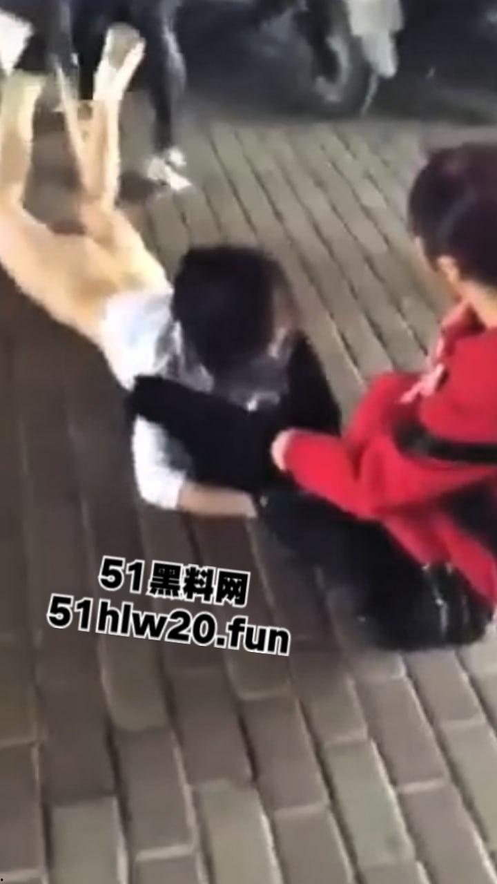 浙江街头捉奸现场,女子带家里弟弟和哥哥一起围堵小三当街扒光殴打,目前打人者已经被刑拘。-7