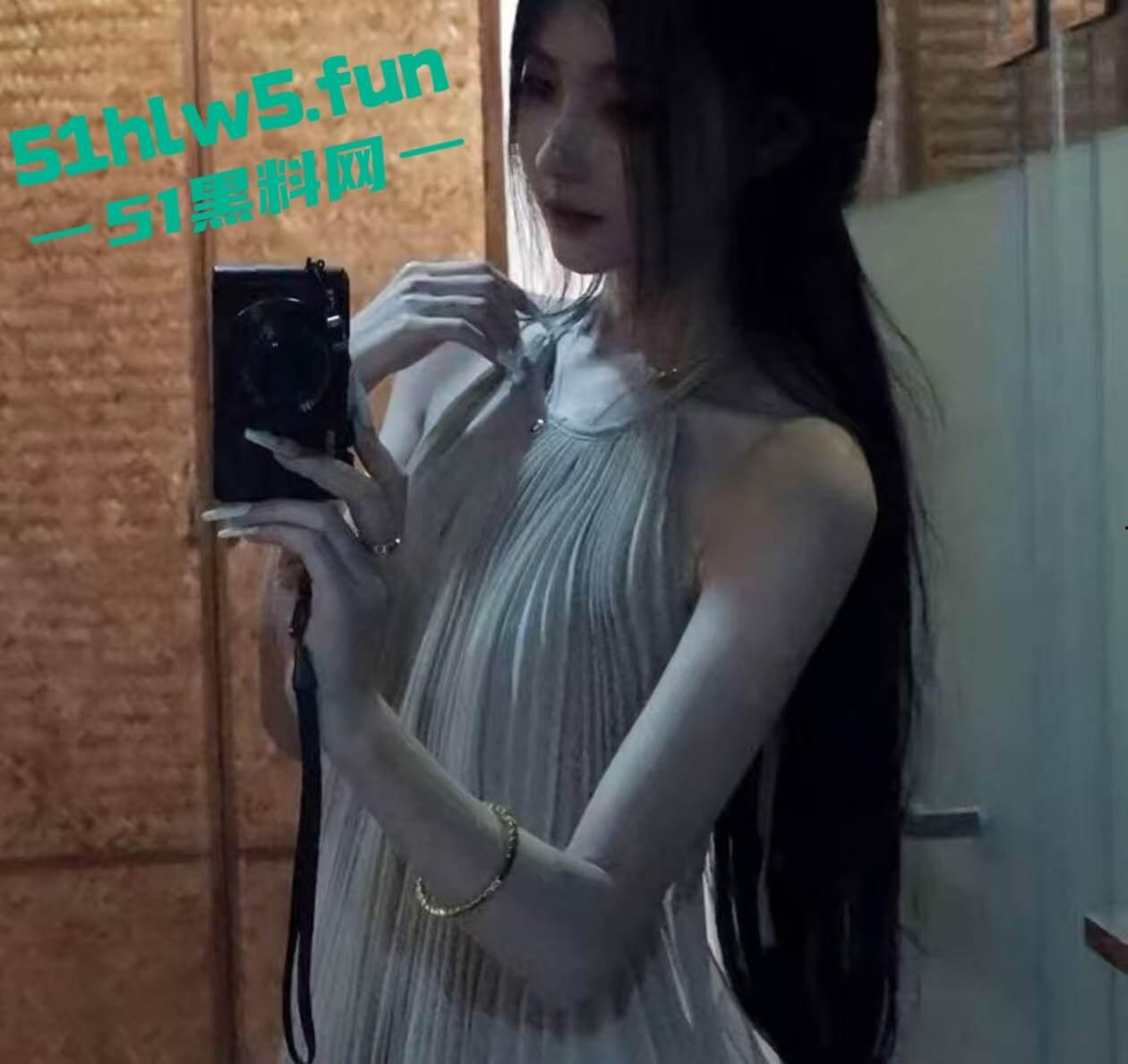 抖音高颜值网红【寺圭森寺森】直播时被操逼吗? 面无表情继续直播,引发网友们的高度关注。-3