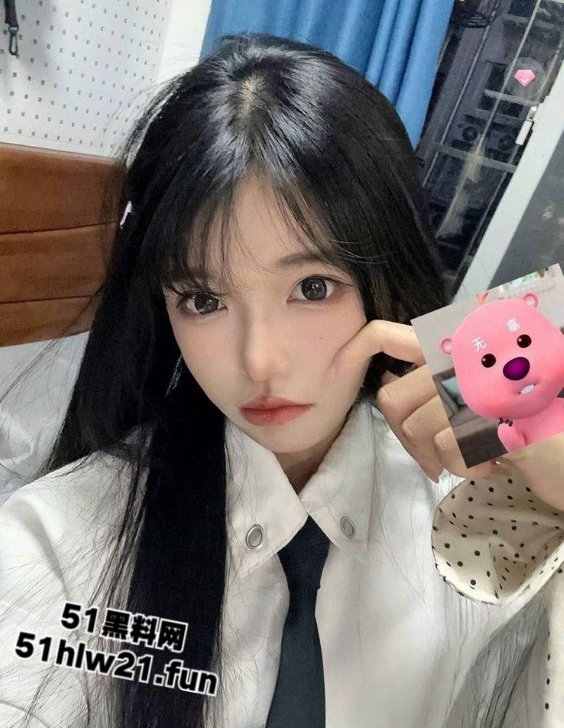 西安交大清纯学生妹【橙子】甜美女神被炮友调教成骚母狗,酒店抽插爆操无毛嫩穴!-1