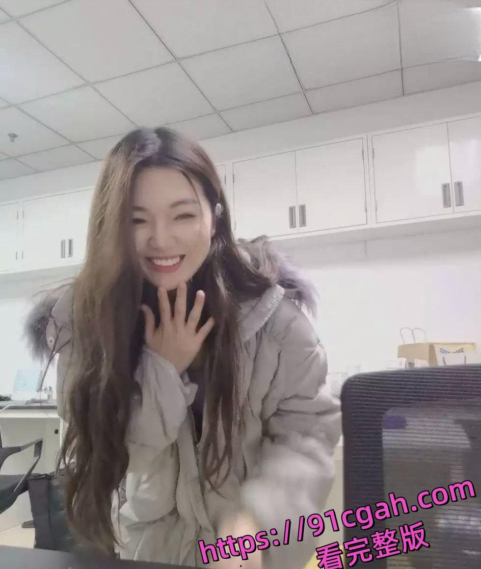 女大毕业去贸易公司的实习财务邓婉清与公司老板偷情视频曝光-3