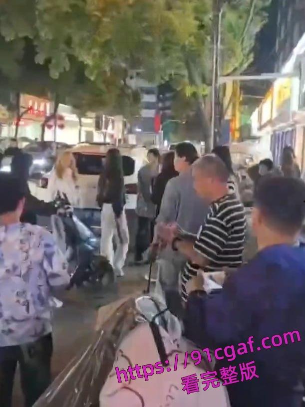 安徽怀远精神小妹又失控了,街头机车互追,最后直接火拼-4