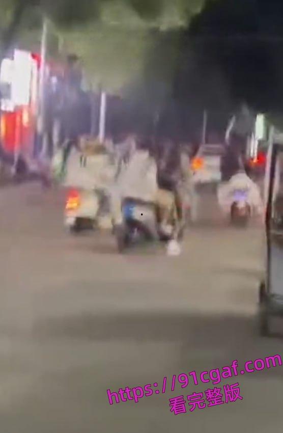 安徽怀远精神小妹又失控了,街头机车互追,最后直接火拼-6