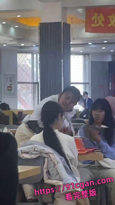 哈尔滨师范大学食堂二楼 原配撕小三?三巴掌定乾坤!-2