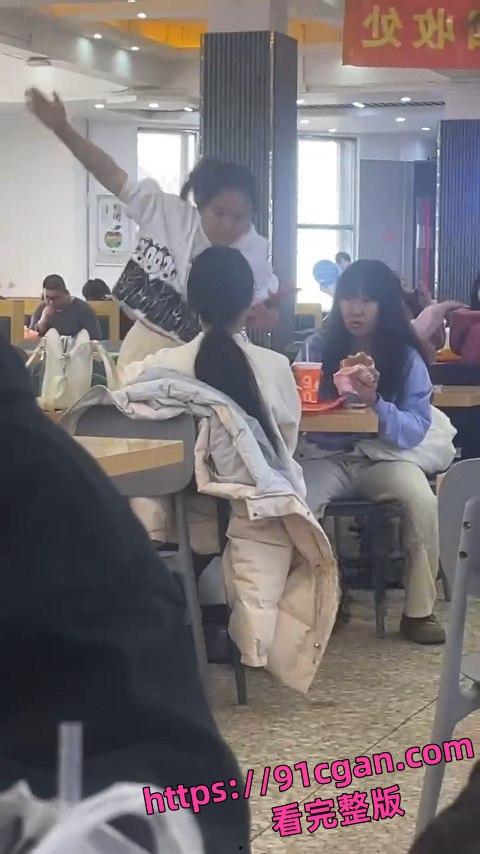 哈尔滨师范大学食堂二楼 原配撕小三?三巴掌定乾坤!-3