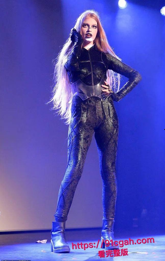 全球首富马斯克儿子与父亲决裂 改名换姓甚至改变性别 变成女儿身后凭借高颜值性感身材在变装秀舞台筹集善款自食其力-8