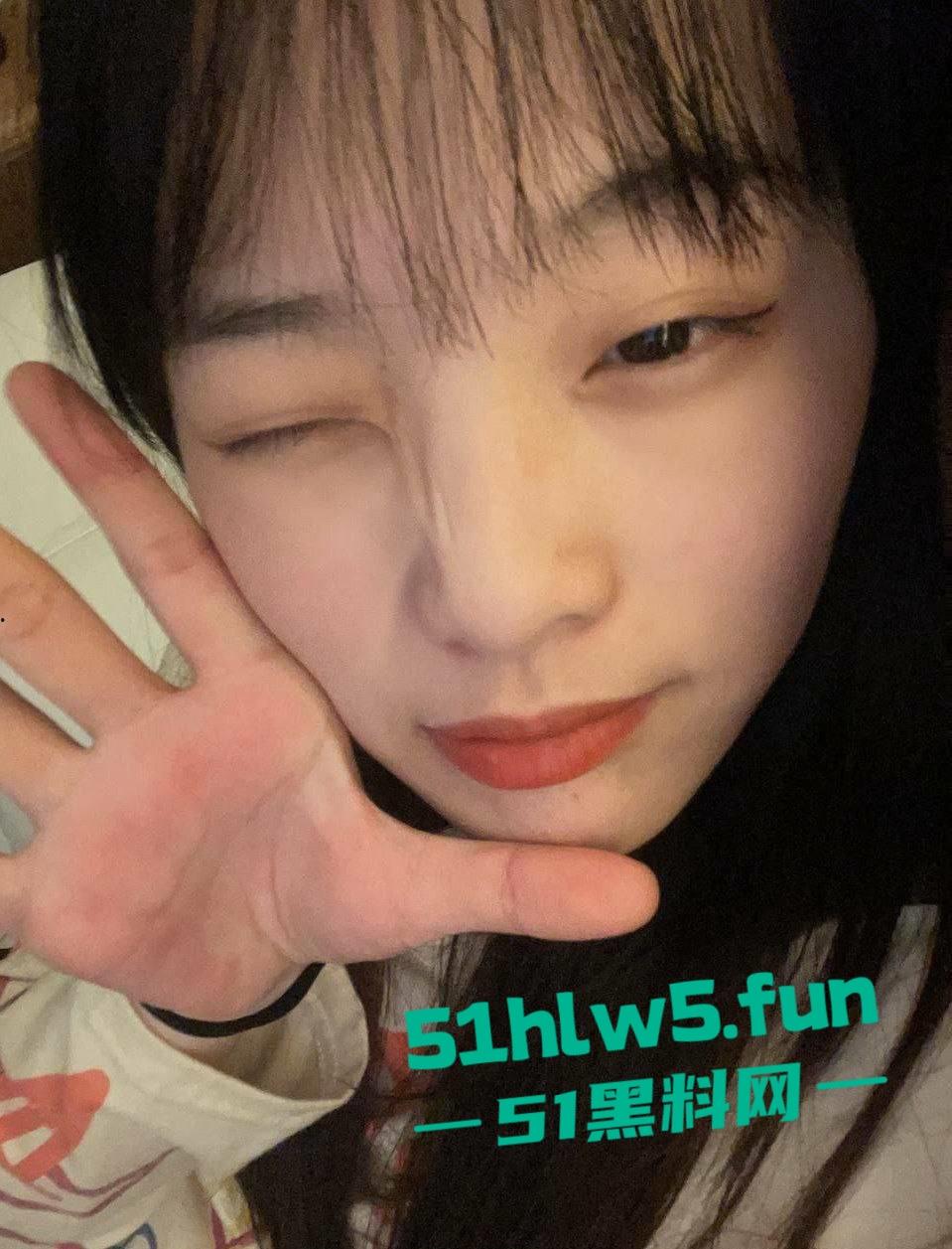 东莞清溪某印刷厂厂妹,下班后回到出租房帮男友口爆吞精拍摄视频,不料分手后惨遭渣男曝光。-5