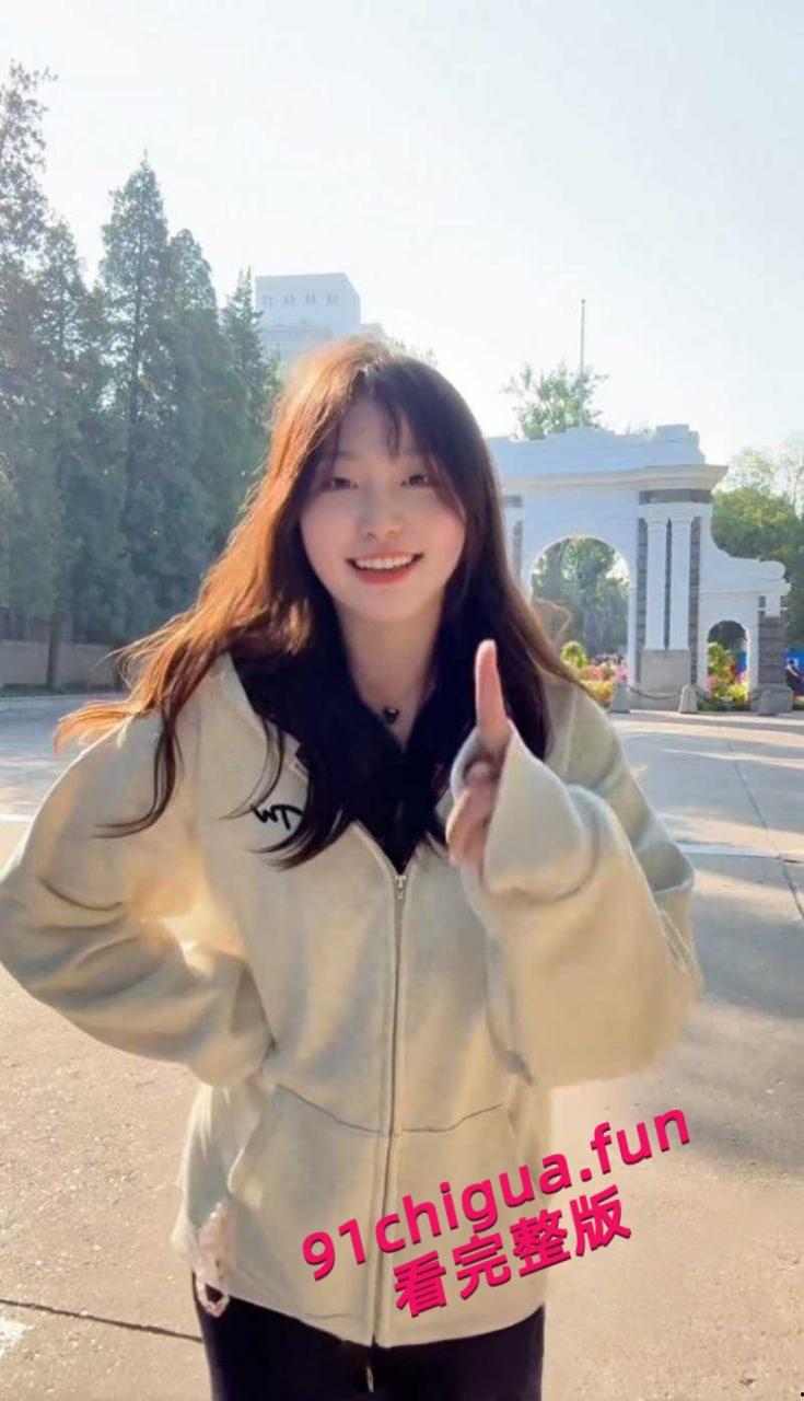 清华美院母狗【倪小轶】表面可爱学生妹,私下却是在推特当上了骚母狗,全裸真空军训户外露出约炮被曝光!-2